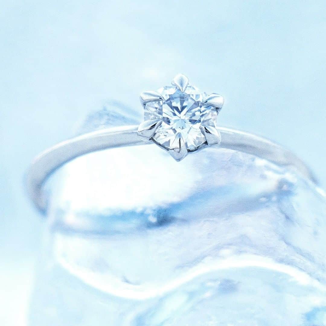 SORA ≪SORA表参道の公式アカウント≫さんのインスタグラム写真 - (SORA ≪SORA表参道の公式アカウント≫Instagram)「@sora_omotesando . 【HANAKOORI-花氷-】 自然がつくりだす一瞬の美しさをかたちにしました。  ダイヤモンドを囲む6つの爪で表現した #雪の結晶 が ふたりの永遠の結晶として薬指で輝き続けます＊*  細身で繊細なフォルムが、 儚くも美しい冬の情景を想わせます。 ------------------------------- ▼HANAKOORI-花氷- https://www.sora-w.com/gallery/case/hanakoori/ . ▽SORA公式サイトはTOPのURLからcheck * >>> @sora_omotesando . --------------- ぜひ『 #結婚指輪sora 』のハッシュタグで SORAの写真を投稿してくださいね＊* こちらのアカウントでリグラムさせていただきます♪ . #結婚指輪 #婚約指輪 #指輪 #表参道 #オーダーメイド #プレ花嫁 #手作り#bridal#wedding #マリッジリング #エンゲージリング #金属アレルギー #金属アレルギー対応 #bridalring #ring #weddingring #手作り指輪 #自宅でオーダーメイド #オーダーメイドリング #おしゃれ花嫁 #プロポーズされました #入籍しました #入籍報告 #結婚指輪探し #結婚指輪選び #ダイヤモンド #ダイヤモンドリング #シルバーリング」2月13日 19時12分 - sora_omotesando