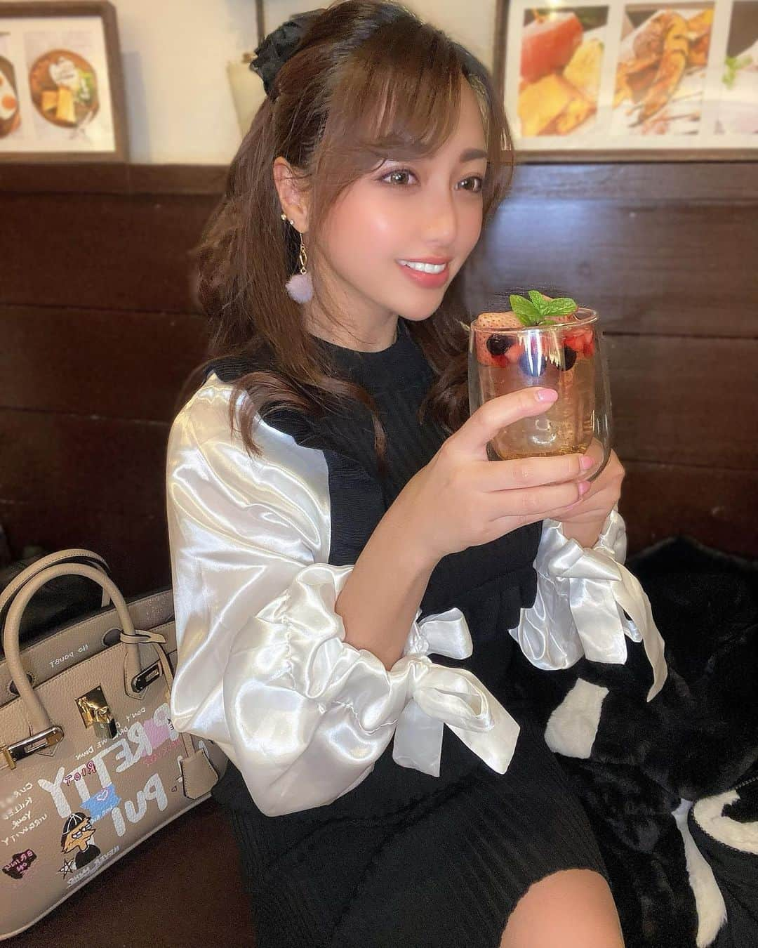 まゆさんのインスタグラム写真 - (まゆInstagram)「『かんぱ〜い』🍸  ストーリー載せてた カバンと服は @selectshop.siriusblue  ワンピもカバンも可愛すぎて お気に入り😍❤️」2月13日 19時12分 - mayumixx119