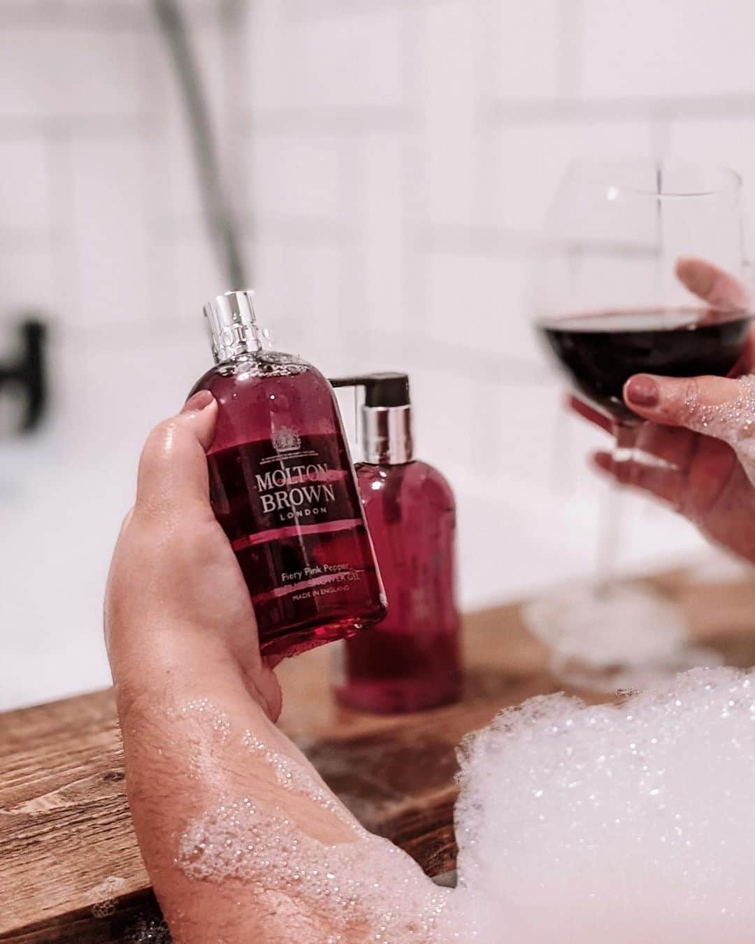 モルトンブラウンのインスタグラム：「Celebrate ‘you’ this Valentine’s weekend with an enriching bathing ritual, perfect for an extra indulgent moment at home. Thanks for the photo @calliethorpe」