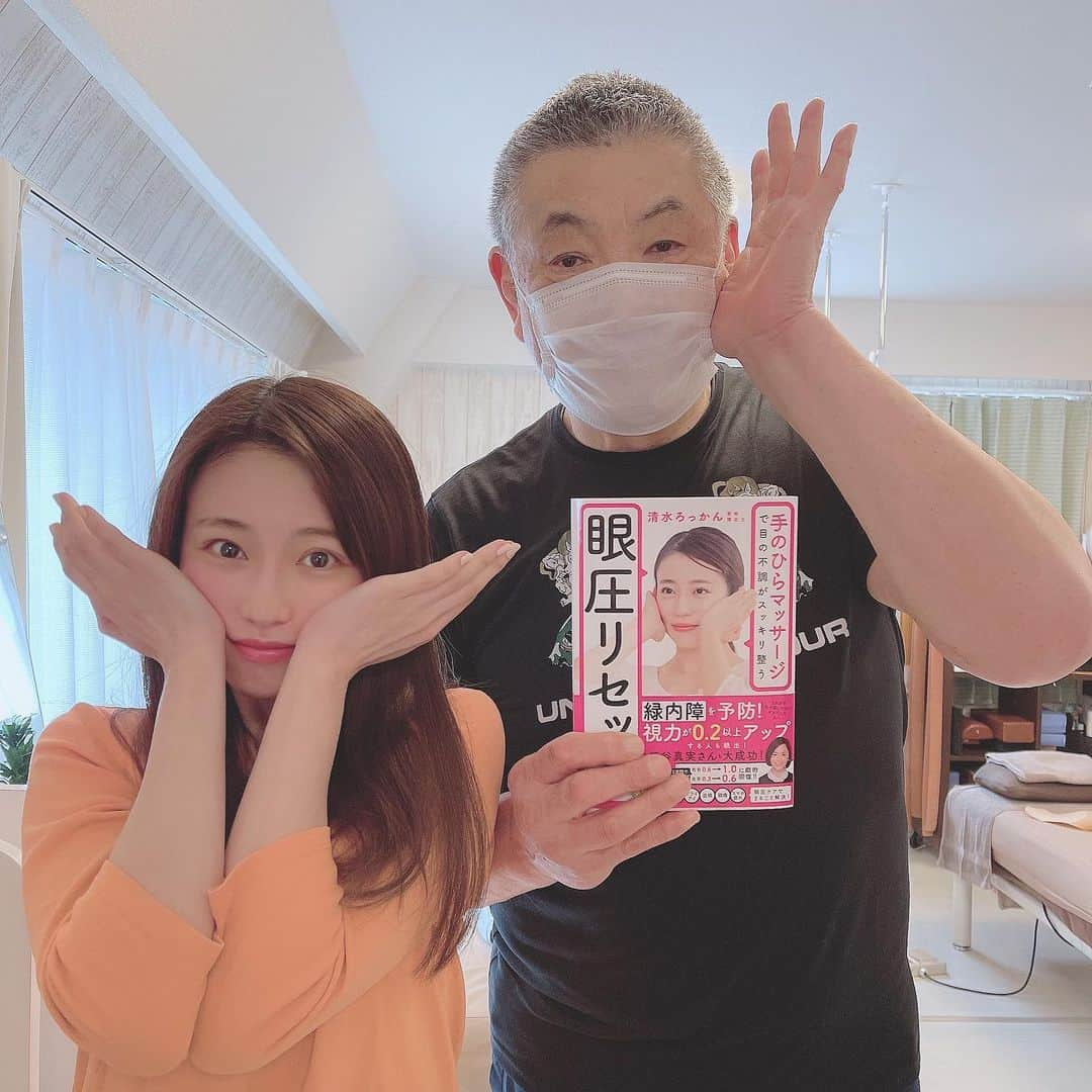 伊藤みくさんのインスタグラム写真 - (伊藤みくInstagram)「💆‍♀️✨✨✨﻿ ﻿ ﻿ ﻿ 大事な撮影が入ってきているので﻿ 小顔矯正をしに清水ろっかん先生のところへ🏃‍♀️✨﻿ ﻿ 顔はシンメトリーになるし﻿ 目はシャキッと❣️👀❣️﻿ ﻿ そんなろっかん先生のスーパー技術を詰め込んだ最新本が﻿ ﻿ ﻿ 【眼圧リセット】﻿ ﻿ ﻿ 私はモデルでご協力させていただきました！﻿ ﻿ 販売直後にもう重刷決定で大人気みたいです📚﻿ 是非お手にとって試してみてくださいね✨﻿ ﻿ ﻿ ﻿ ﻿ ﻿ #美容 #小顔矯正 #清水ろっかん #ろっかん塾 #眼圧リセット #眼圧 #視力回復 #美容矯正 #美容好きな人と繋がりたい #﻿美容矯正 #飛鳥新社 #美容本 #小顔になりたい #小顔効果 #眼圧 #眼圧検査 #眼圧測定 #小顔マッサージ #小顔メイク #スキンケア好きさんと繋がりたい #美容好き #美容モデル #ビューティモデル #撮影」2月13日 19時18分 - miku90210