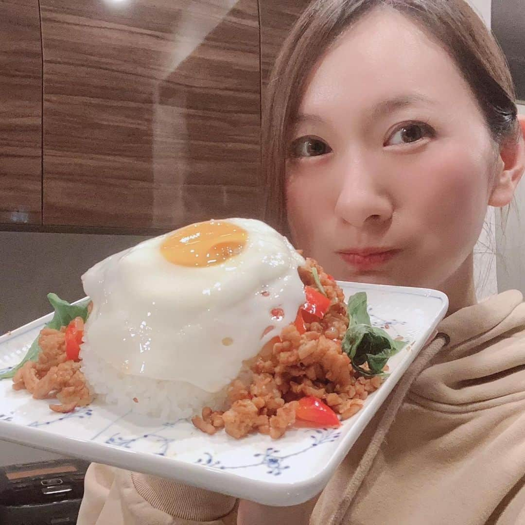 Sasaki Erikaのインスタグラム：「【肉としか思えない植物性ひき肉でガパオライス】﻿ ﻿ 生まれて初めて100%植物性のひき肉を食べてみた！﻿ ﻿ ﻿ 今まで気にはなっていたものの﻿ どうしてもお肉と比べると味が劣る感じがして﻿ 手を出さずにいたのですが…﻿ ﻿ ﻿ 日本初の100%植物性ひき肉で﻿ お肉感を出すのに本当にこだわりぬいたという﻿ 開発者の方のお話に心を打たれて初チャレンジ！﻿ ﻿ ﻿ ﻿ ガパオライスにしてみたよ💓﻿ ﻿ ﻿ 食べた感想は…本当にお肉と全く変わらない！﻿ ﻿ ﻿ 植物性の原材料だけで﻿ どうやったら、こんな風に肉肉しくなるのか…﻿ ﻿ ﻿ ﻿ ちなみに何にも言わずに夫に出したら﻿ 全く気付いてませんでした笑﻿ ﻿ ﻿ ﻿ ﻿ 私はたまたまガパオライスにしましたが﻿ ひき肉と同様に使えるみたいなので﻿ 今度はハンバーグにチャレンジしてみようかな🥰﻿ ﻿ ﻿ ﻿ ブランド名は、SoMeat（ソミート）﻿ ﻿ Amazonで200g520円（税込）で買えて﻿ 凄く良心的なお値段なのもうれしい😆💓﻿ ﻿ ﻿ ﻿ ﻿ ﻿ ﻿ #ソミート #ガパオライス #大豆ミート #大豆ミートレシピ」