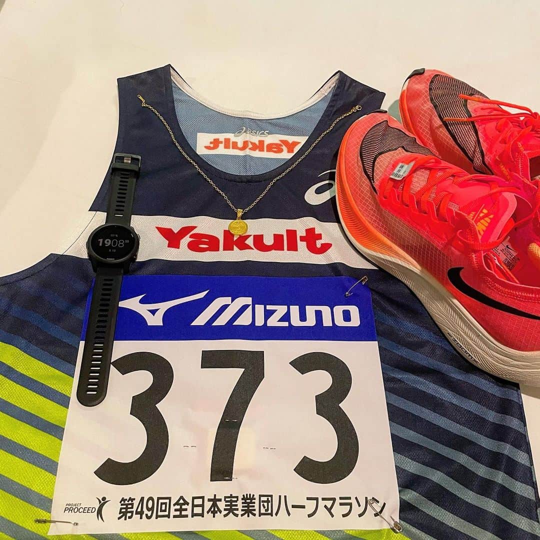 高久龍のインスタグラム：「明日は全日本実業団ハーフマラソンに出場します。2/28のびわ湖毎日マラソンのハーフ通過をイメージしながら走れたらなと思います！ 応援よろしくお願いします🏃‍♂️  悠太さんの分まで頑張ります笑  #ハーツ #garmin #gamoa #yakult #nike #nikerunning #ハーフマラソン #膝痛い部」