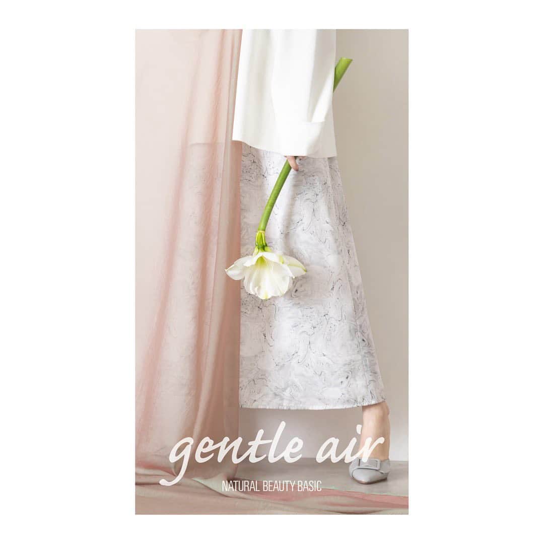 NATURAL BEAUTY BASICのインスタグラム：「新作WEBカタログができました。  --------------- 2021.PRE SPRING Vol.2 ---------------  NATURAL BEAUTY BASICではこの春、Gentle airをテーマに仕事服はもちろん、おうち時間にも着心地の良いデイリーに活躍する服を提案していきます。  NO.1 バックシャンニット  バックスタイルにもこだわりを。 後ろスリットにリボンを結んだデザインニットは、この春注目のマーブルプリントのマーメイドスカートをあわせて洗練されたホワイトコーデに。  マットな質感のニットと光沢感のあるスカートの異素材コーデが楽しめます。  Credit ★印：着用カラー  ニット 1170280　￥7,150 tax in Color:オフ★/ベージュ/オレンジ Size:M  スカート 1120280　8,250 tax in Color:グレー★/オレンジ Size:S/M  シューズ 1185201　¥6,600 tax in Color:ライトグレー★/ベージュ　 Size:M/L  #ナチュラルビューティーベーシック #NATURALBEAUTYBASIC #略してNBBです #NBB #NBBコーデ  #春の新作カタログがきました #ニットスタイル #ニットコーディネート #シンプルコーディネート #大人シンプルコーデ #大人フェミニン #バックシャンニット #後ろ姿も美しく #スカートスタイル #マーブルプリント #ワントーンコーデ #リラックススタイル #162cm #今日のコーデ #明日のコーデ #2021February」