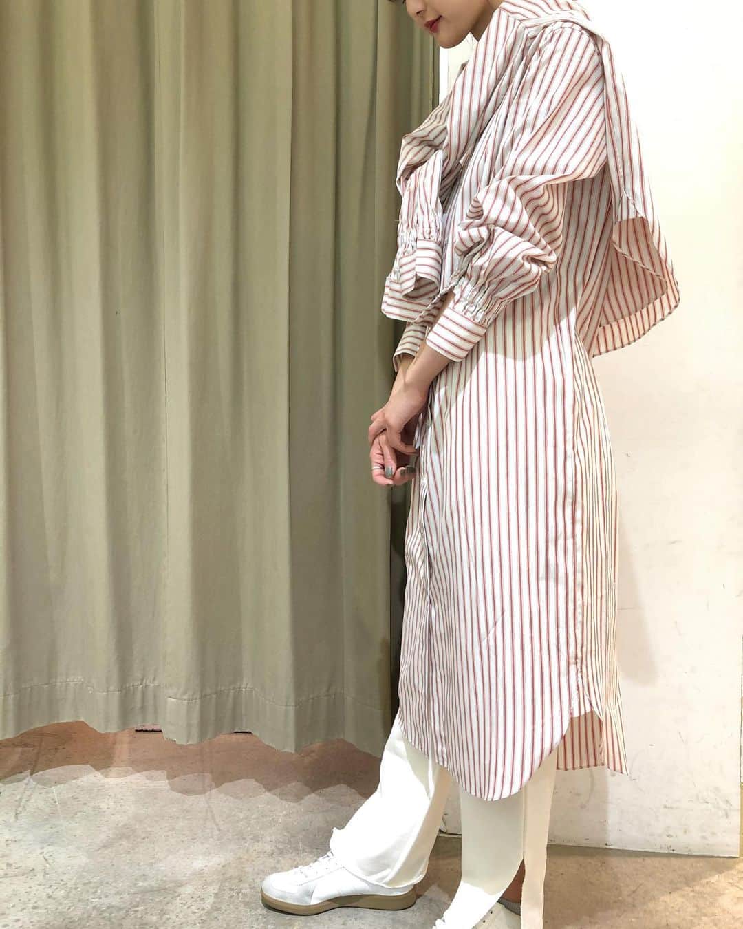 GATHER yamatoのインスタグラム：「New arrival!  この春新鮮さを 求めるなら 明るいカラーのシャツを シャツオンシャツ。 ドッキングとはまた違う 雰囲気で さらに清涼感までプラス。 足元は絶対的に 白で抜くと垢抜けます！  ━━━━━━━━━━━━━━━ シャツワンピース #Munich ￥19,800(taxin) シャーリングカフシャツ #Munich ￥16,500(taxin) ━━━━━━━━━━━━━━━  #まめっちカジュアル #まめっちコーディネート #2021sscollection  #munich  #newarrivals」