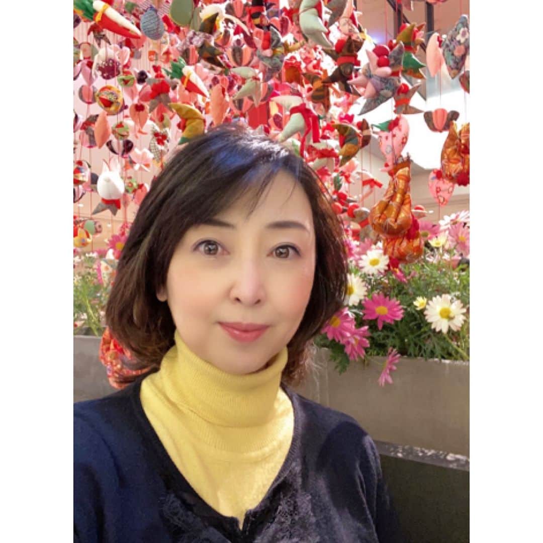 牛窪万里子さんのインスタグラム写真 - (牛窪万里子Instagram)「今日は春が来たような暖かさでコートが必要ない程でした  一足早いひな祭り  華やかに吊るし雛と雛壇が飾られていました  もう春はすぐそこに  #アナウンサー  #フリーアナウンサー #元NHKキャスター」2月13日 19時18分 - mariko_ushikubo