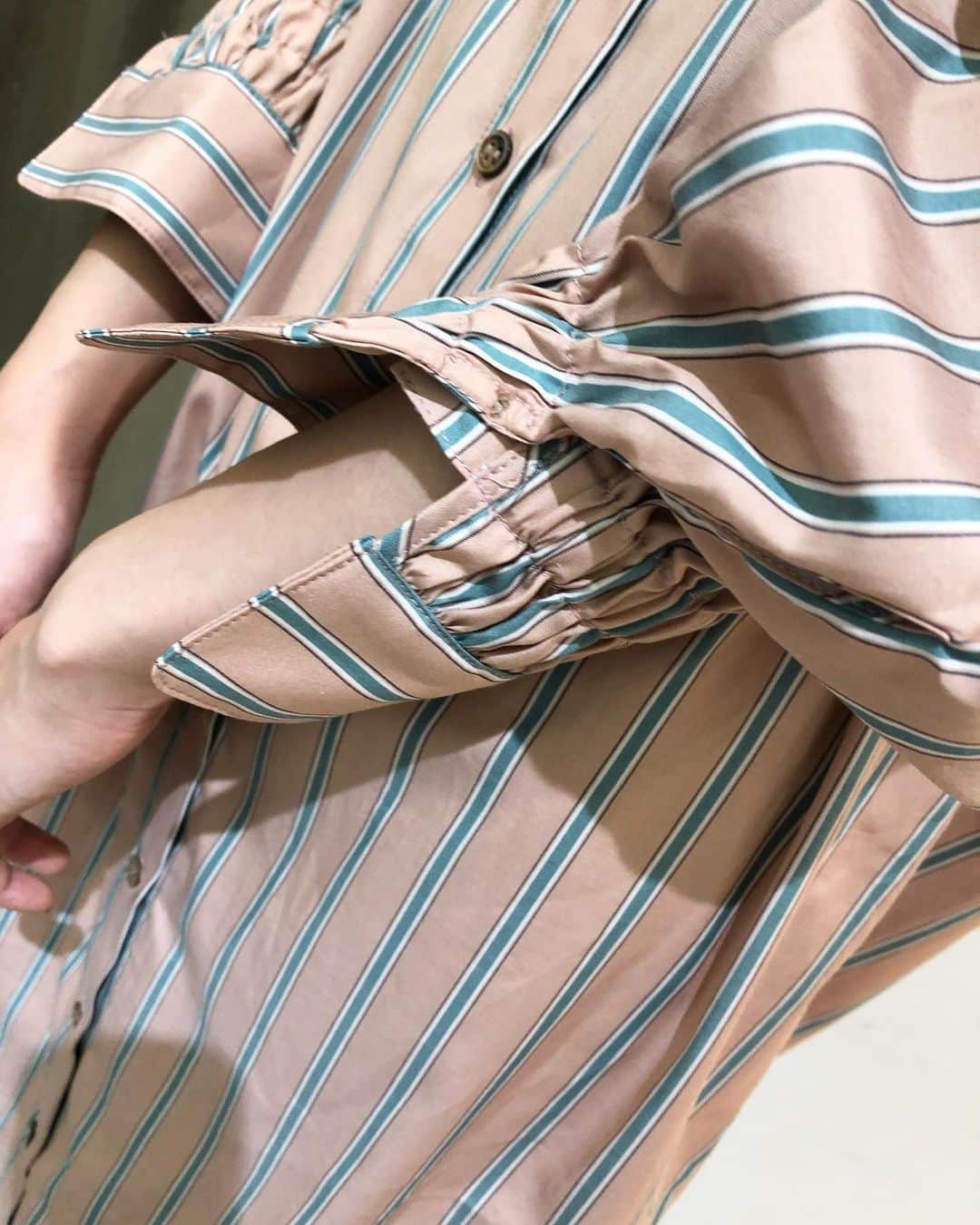 GATHER yamatoのインスタグラム：「New arrival!  この春新鮮さを 求めるなら 明るいカラーのシャツを シャツオンシャツ。 ドッキングとはまた違う 雰囲気で さらに清涼感までプラス。 足元は絶対的に 白で抜くと垢抜けます！  ━━━━━━━━━━━━━━━ シャツワンピース #Munich ￥19,800(taxin) シャーリングカフシャツ #Munich ￥16,500(taxin) ━━━━━━━━━━━━━━━  #まめっちカジュアル #まめっちコーディネート #2021sscollection  #munich  #newarrivals #stylingbyme  #まめっちやるならやっぱ私のコーデしか勝たん笑」