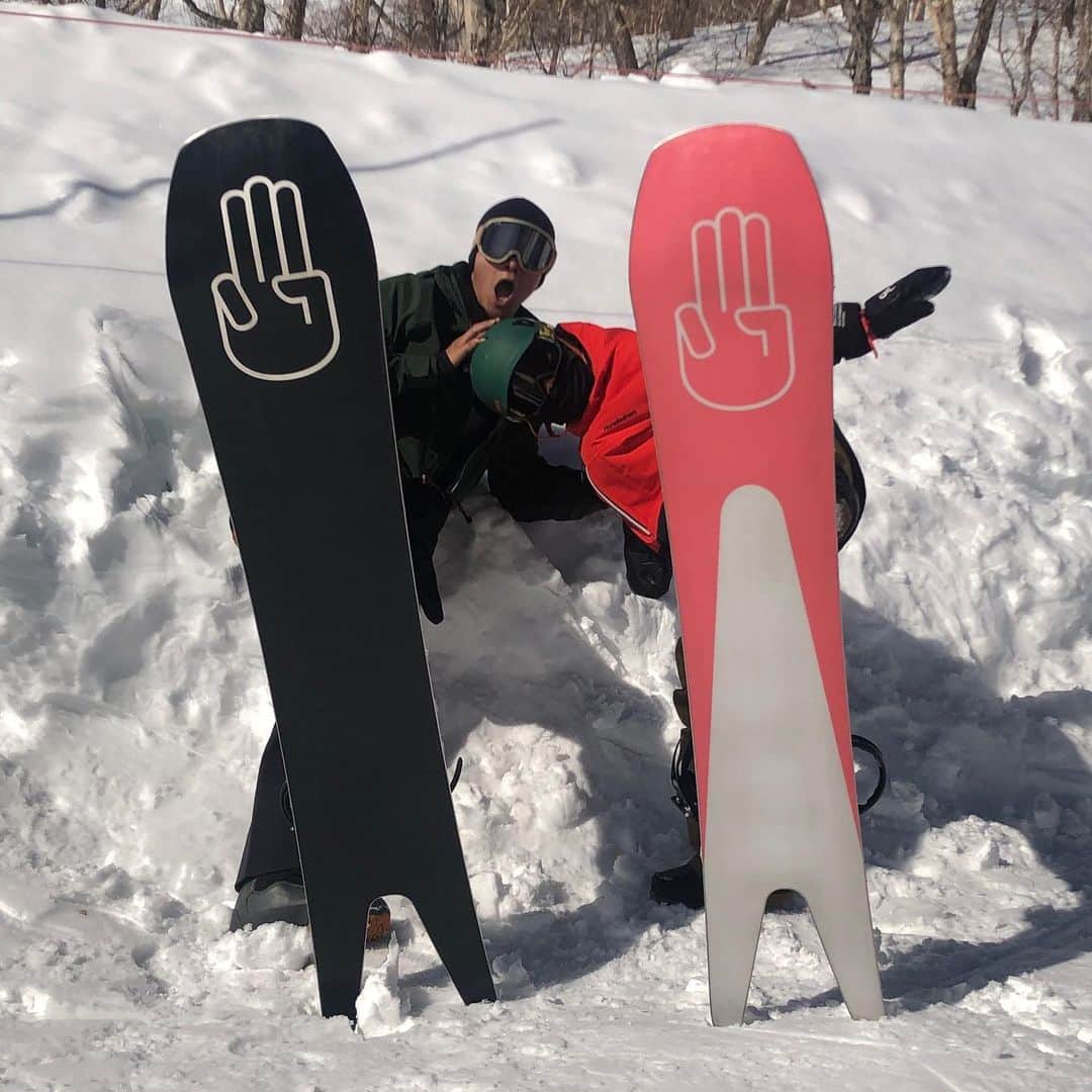駿河太郎さんのインスタグラム写真 - (駿河太郎Instagram)「僕の山の相棒達 いつかの親子で　@bataleonsnowboards  surfer  board : @bataleonsnowboards  surfer binding : @flux_japan XF boots : @k2.snowboarding TT Helmet : @bern_japan  goggle : @revolt_optical  backpack : @burtonjapan   wear& Avalanche Safety Gear : @mammut_japan  First layer : @greenclothing800  2nd layer : @unfudge_official   eco bag : @henryhauz  eco bottle : @hydroflask.jp」2月13日 19時21分 - tarosleepydog