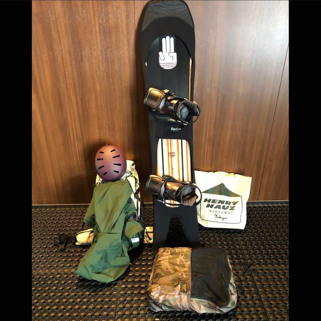 駿河太郎のインスタグラム：「僕の山の相棒達 いつかの親子で　@bataleonsnowboards  surfer  board : @bataleonsnowboards  surfer binding : @flux_japan XF boots : @k2.snowboarding TT Helmet : @bern_japan  goggle : @revolt_optical  backpack : @burtonjapan   wear& Avalanche Safety Gear : @mammut_japan  First layer : @greenclothing800  2nd layer : @unfudge_official   eco bag : @henryhauz  eco bottle : @hydroflask.jp」
