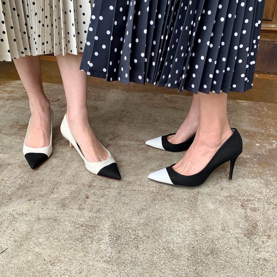 Tsuru by Mariko Oikawaのインスタグラム：「New arrival!  凛とした表情がコーデを際立たせるバイカラーパンプス◎ 迎えるセレモニーシーズンにもオススメ♪オンにもオフにも活躍するハンサムで女性らしい一足！  Moana（heel:5㎝） ¥21,000+tax  Imelda（heel:8.7㎝） ¥21,000+tax  #tsuru #tsurubymarikooikawa #2021ss」