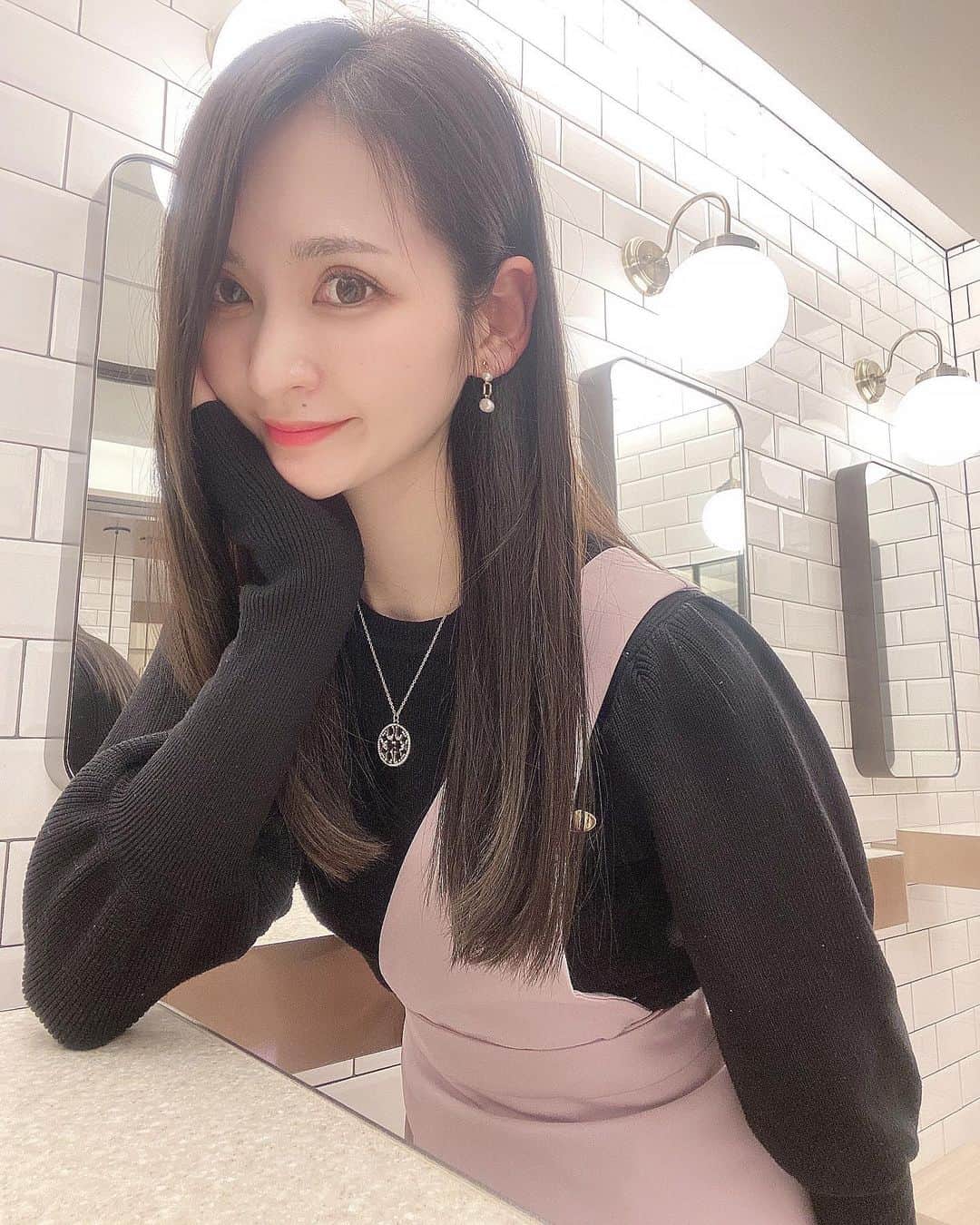 藤後 沙織 とうごさおりのインスタグラム：「髪が傷んでたのと、スーパーロングに少し飽きてきたので、ばっさり切っていただきました♥︎25cm切ったの〜！もうボブの気分！（でもまだロングのカテゴリーらしい。驚）  この長さひさびさすぎて、どきどきしてます。 ほんでダークトーンにしたよ☻  担当は、いつもお世話になってる @accomplish_salon の艶髪スペシャリスト @minecolla_yu さん✨  仕上がりは、つるんつるんでツヤッツヤ😊 accomplishのトリートメントは髪質、ダメージに合わせて、その場で一人ひとり割合と配合を変えてくれるの☻人幹細胞エキス入りなので一本一本の髪質が変わる、プリプリの質感だよ✨ さすが日本一の髪質改善サロンのヒト幹細胞プラチナ入りミネコラトリートメント🥰👏  この仕上がり知ってしまうと、 絶対リピしたくなるはず✨ ぜひ一度遊びに行ってみてね♬ 髪の毛が軽くなると心も軽やかです♥︎  #ミネコラ #ミネコラトリートメント #アールハス#髪質改変#髪質改善 #ヒト幹細胞#アコンプリッシュ #accomplish代官山」