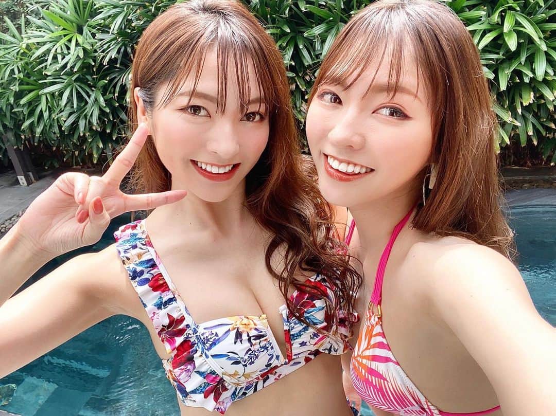 のインスタグラム：「・ ダナンの思い出🌈  大好きなメンバーと海と街と美味しいご飯❤︎ 最高じゃないわけがない🥺❤︎ 絶対また行こうねー☺︎🏖  最後の写真は空港なんだけど 双子が似すぎてて我ながら驚いたやつ🤭 どっちが私か分かりますか？😙🌷  #ベトナム #ダナン #danang #danangtrip #vietnam #vietnamtravel #swimwear #bikini #beauty  #fashionbikini #swimfashion #twins #twinstagram #girls #tokyogirl #instagood #instafashion #goodday #japan #japanese #tokyo #selfie #happy」