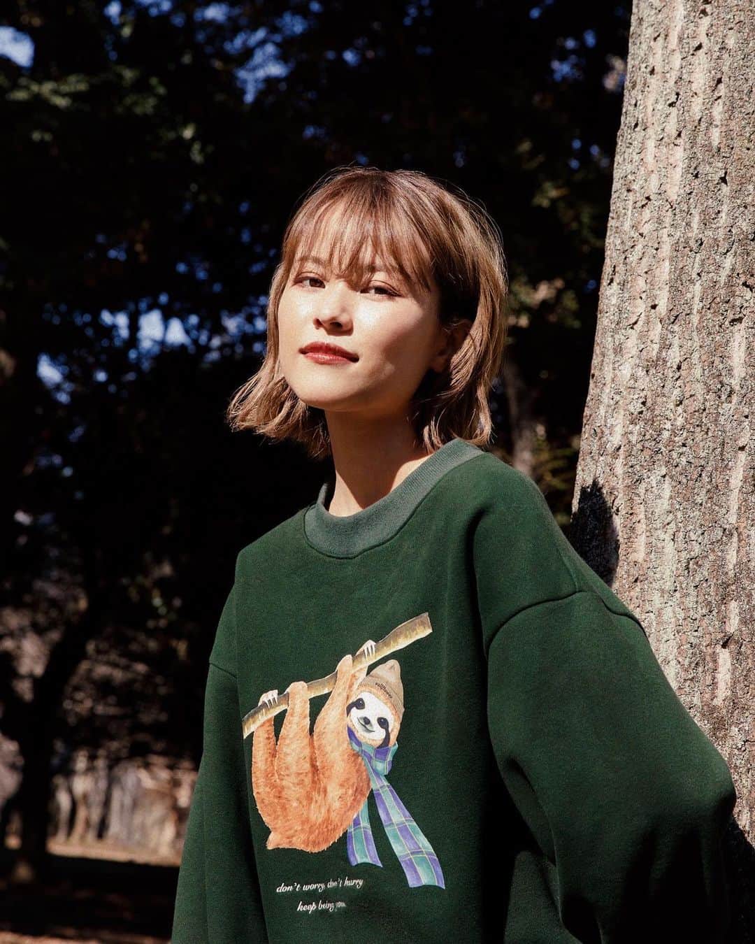 MiracleVellMagicのインスタグラム：「BIG NEWS: I designed a sweatshirt. 🦥 なんとなんと、スウェットを作っちゃいました。大好きなナマケモノのデザインです❤︎  ブランド名は “wallflower”。 私にとって、すごく意味のある言葉なんだ。この名前の由来は、また少しずつお話していくね。  ナマケモノの名前はチャーリー。うふふ、これもまたゆっくり説明させて！🦥 ちなみにチャーリーとお揃いのニット帽のセットもご用意しました…❤︎  発売は2月20日！楽しみにしていてね！ HPはプロフィールのリンクから、または https://wallflower-store.com/ で検索してね。🌹  #wallflower #charlie」