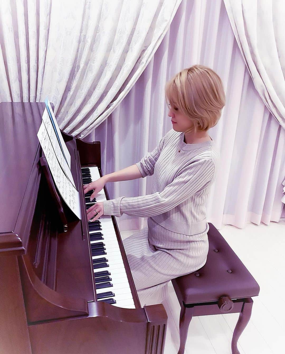 五月千和加さんのインスタグラム写真 - (五月千和加Instagram)「. アンティークピアノ🎹！ 猫足で可愛い😍✨✨⭐️⭐️  最近は胎教のためにもクラシックやディズニーを弾いています😌💖  #piano #ピアノ　#猫足ピアノ　#アンティーク　#アンティークピアノ　#クラシック　#ディズニー　#演奏　#楽器　#instrumental #music #ピアノ演奏 #ピアノのある暮らし #ピアノ好き #pianomusic #pianopractice #blond #blondbob #shorthair #hairstyle #haircolor #haircut #妊娠6ヶ月 #マタニティ　#胎教　#maternity #maternityfashion #maternitylife #妊婦　#ヘアカラー」2月13日 19時30分 - satsuki_senwaka