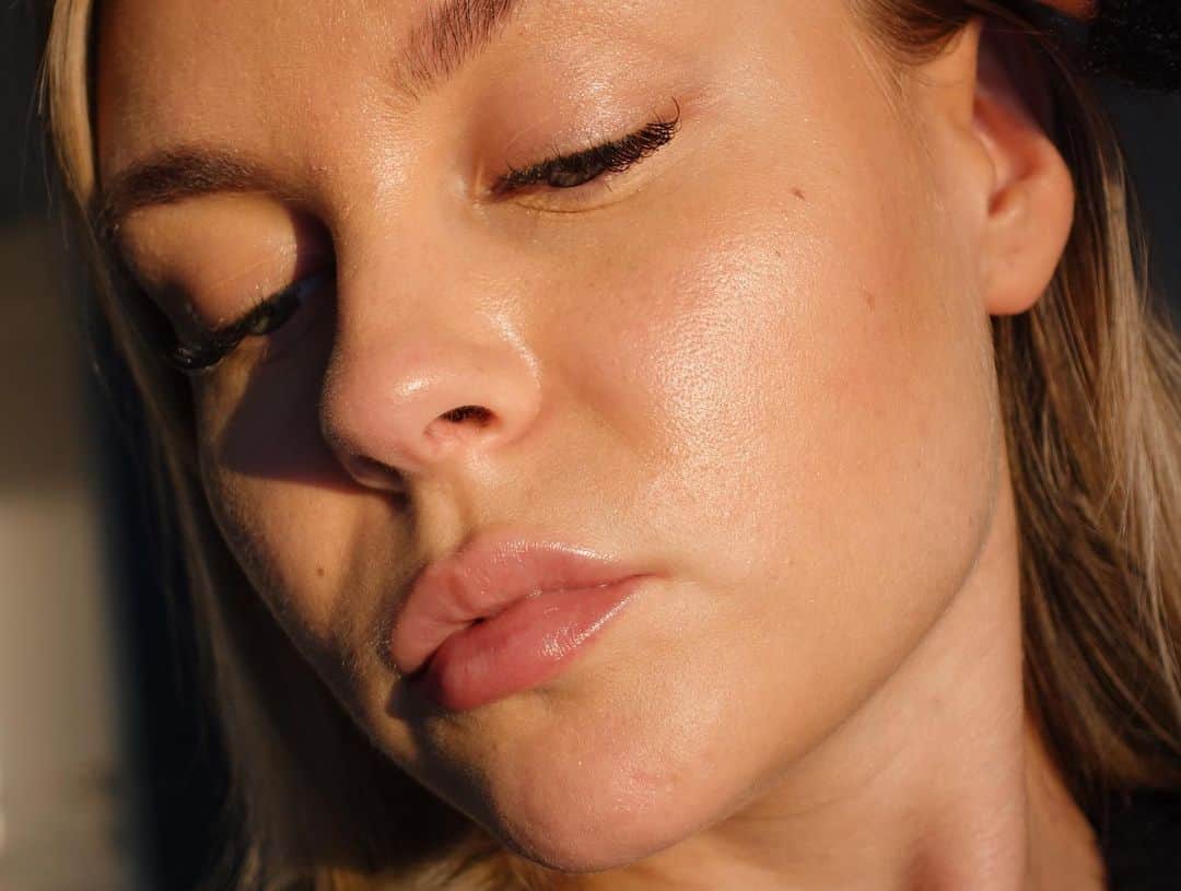 Dagi Beeのインスタグラム：「a little skin appreciation ✨ no make-up, no filter, no facetune, just some sunlight ☀️」