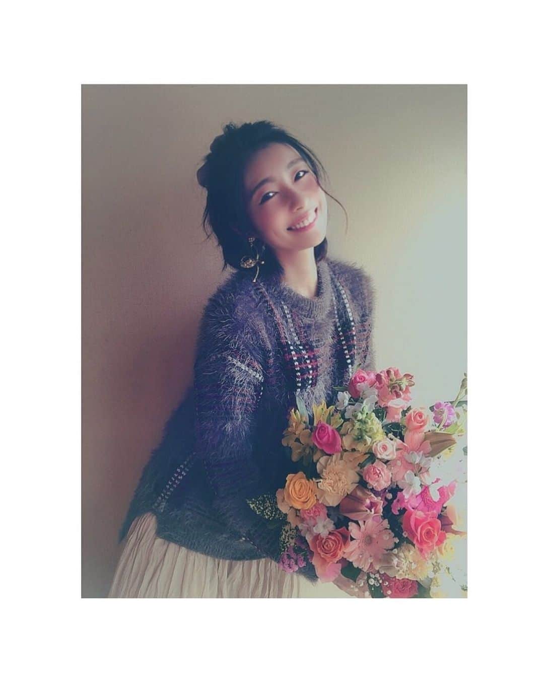 大谷芽衣のインスタグラム：「・ ・ ・ お誕生日。 お花届きましたありがとう。 ・ ・ #mybirthday」
