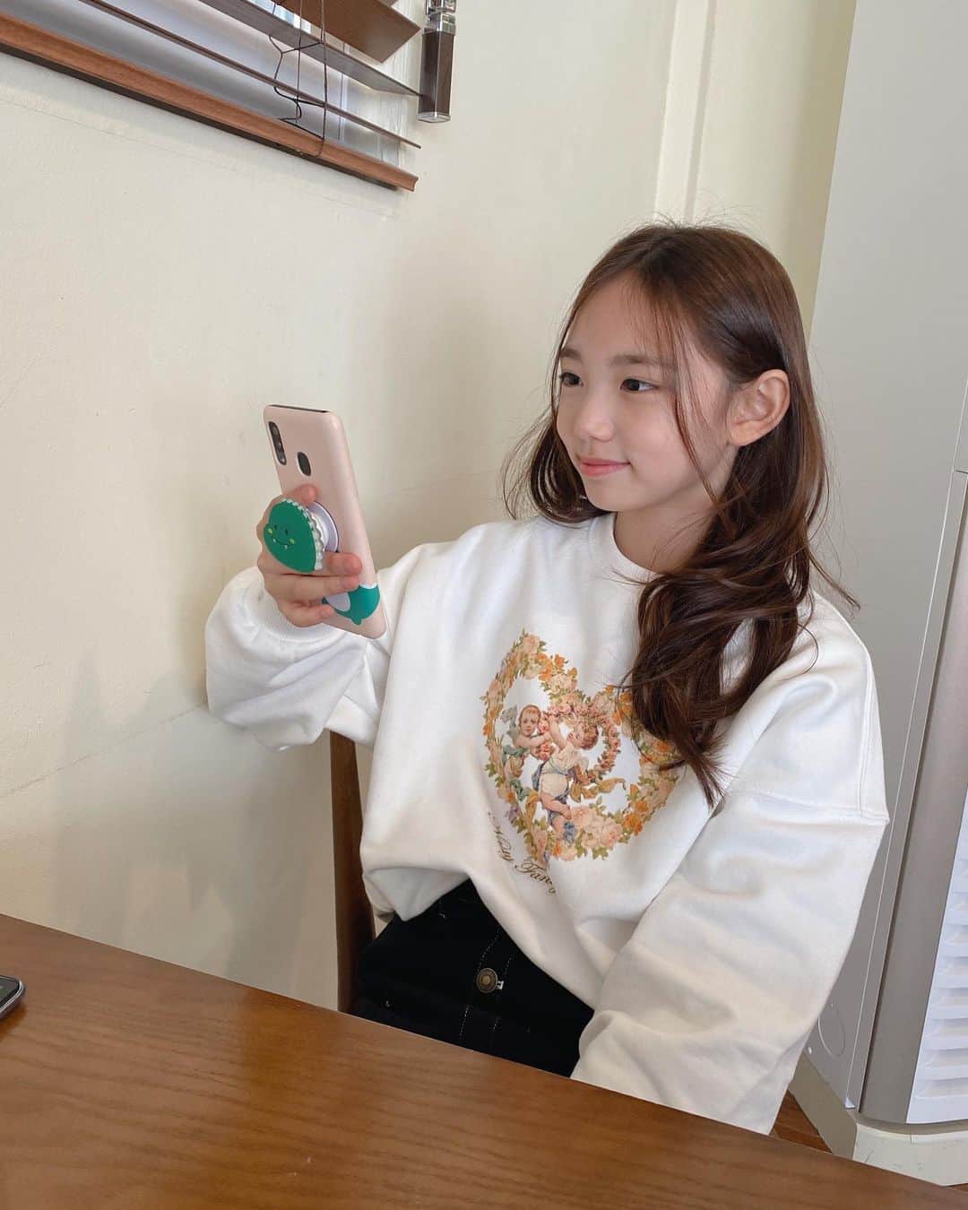 ウンチェのインスタグラム：「#광고  누가 보면 남친이랑 톡하는 줄 알겠네 , (언젠간 남친이랑 톡하면서 저런 표정 짓겠지😏)  🔖기다리고 기다려온 대표스트릿브랜드 네스티킥 키즈 2021 신상품 런칭 2/22(월)에 키디키디에서 한대요~   #네스티킥키즈 #2월22일월요일 #키디키디 #단독런칭  #키즈모델 #주니어모델 #아역배우 #이은채 #Eunchae」