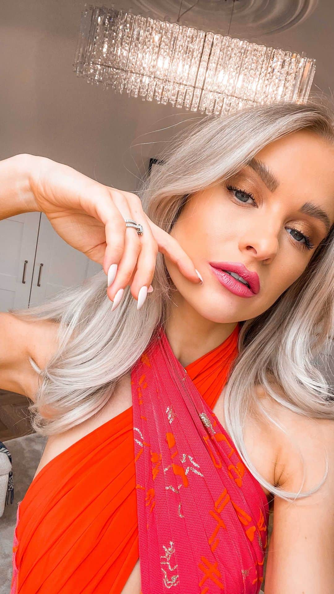 ビクトリアのインスタグラム：「ad. One of those dresses where any lip colour looks perfect 😍 Which did you like most? The deep red satin 311, the bright pink matte 473 or the rose nude satin 371?! All part of the six new Fabulous Kiss collection shades from @carolinaherrera makeup, with a little collectible heart charm for your customisable lipstick case too. Hello to the ideal Valentine’s gift idea 🥰 Available at @harrods #HerreraBeauty . #grwm #WhatIWouldBeWearing #carolinaherrera #valentines」