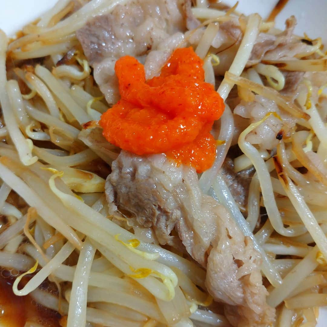 橋本和樹のインスタグラム：「本日のズボラ飯  牛肉、もやし、ニンニクを蒸し焼き 味付けはポン酢と紅葉おろし #ズボラ飯 #自炊飯 #ドケチ飯 #プロレスラーが作る飯 #酒飲みの味 #基本茶色 #基本酒飲み #ポン酢lover」