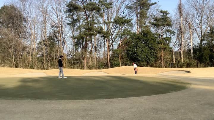 のインスタグラム：「今日は笠間フォレストでレッスン。  昨日の日帰り、名古屋が体にこたえているが、Sコーチが一生懸命、弥勒に教えてくださるため、感謝である。  とにかく、ショートゲーム。  フェード、フック、ショートゲーム。  スピン、転がし、ショートゲーム。  弥勒が夢でうなされるほど、私たちが大切と思う距離を鉄板に強化していきたい。  Coaches lesson today at a mountainous course. Greens and lie are very different to what we are used to, but slowly getting there.  #笠間フォレストゴルフクラブ #golflesson #juniorgolf #shortgame」