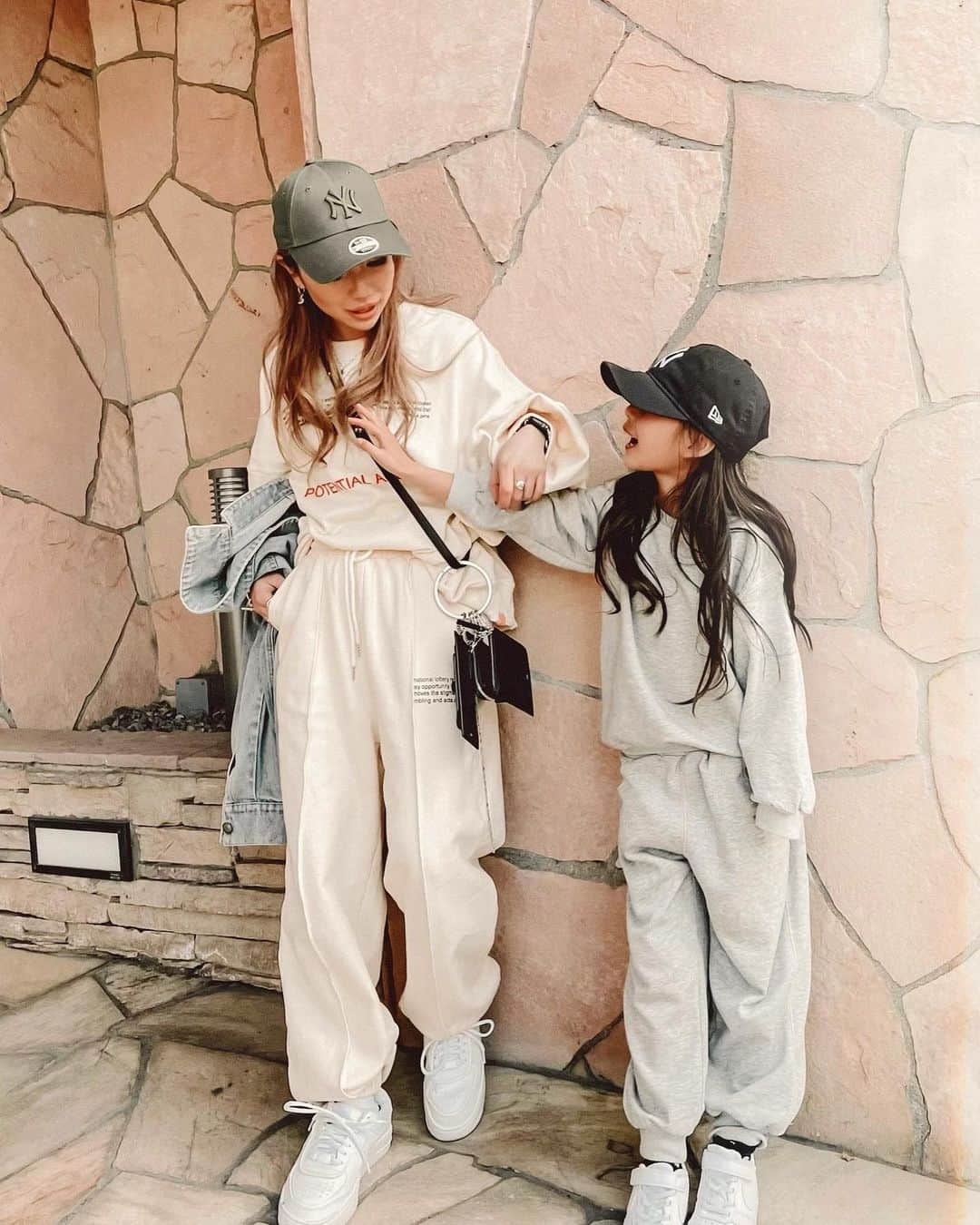 ✷kana✷のインスタグラム：「ちょい久々の #親子コーデ ♡ . . セットアップにスニーカーでラフにね！ 👱🏼‍♀️ @tablet_hotel  👧🏽 @urbancherry_  . ところで写真見て娘との身長差がこんなにも縮まっていることに驚きなんだけど⁉️w 写りもあるが、、はぁおそろしい笑 . #coordinate #setup」