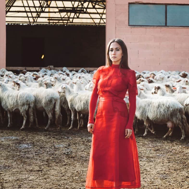 デルフィナデレトレズのインスタグラム：「‘Italian Pastoral’ on @ft_howtospendit   “Being able to spend my time exactly how I want to there – it’s like a material good, how satisfying it is. That place for me is the real concetto di lusso.”    Words  @mariashollenbarger  Ph @lea_nsky   HMU @simonebellimakeup   🐗🌾❤️🚜🌱  @isa_kountoure  @jellison22   #delfinadelettrez  #icasalidelpino」