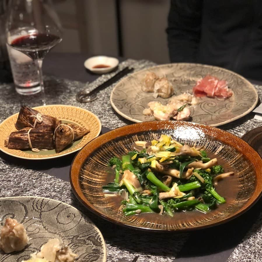 三浦瑠麗さんのインスタグラム写真 - (三浦瑠麗Instagram)「きょうはランチを食べたのでいい加減な晩ごはんがいいなというので、伊勢丹のデパ地下で買ってきたちまきとシュウマイ、生ハムにしました。 蒸し鶏のネギ生姜風味あえのほか、野菜炒めは菜の花、九条葱、黄韮に鮑茸を加えてみました。味付けは塩胡椒と刻み生姜、酒、薄口醤油のみ。赤ワインとともにいただく。」2月13日 19時44分 - lullymiura