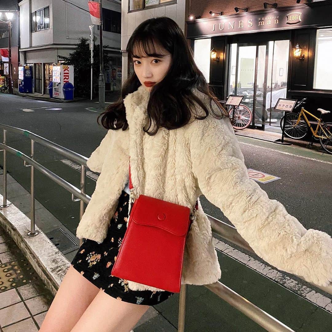 河﨑莉奈のインスタグラム：「明日はバレンタインデーだね🤍🍫 みんなの予定は❔🥰」