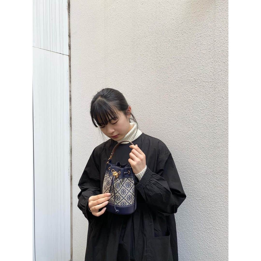 莉子さんのインスタグラム写真 - (莉子Instagram)「私服です🏷﻿ ﻿ .one-piece @stylenanda_japan  .tops @muji_global  .pants @kastane_  .bag @toryburch  .shoes @drmartens_japan」2月13日 19時46分 - riko_riko1204