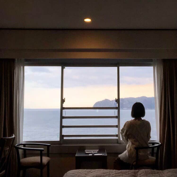 ホテルニューアカオ　熱海温泉＆リゾートのインスタグラム：「・ #ホテルニューアカオ は多くの客室が和室となっておりますが、ツインルームのご用意もございます🌹 窓からは海と空が広がっており、窓を開けると心地良い風が日頃の疲れを癒やしてくれます☺️✨」