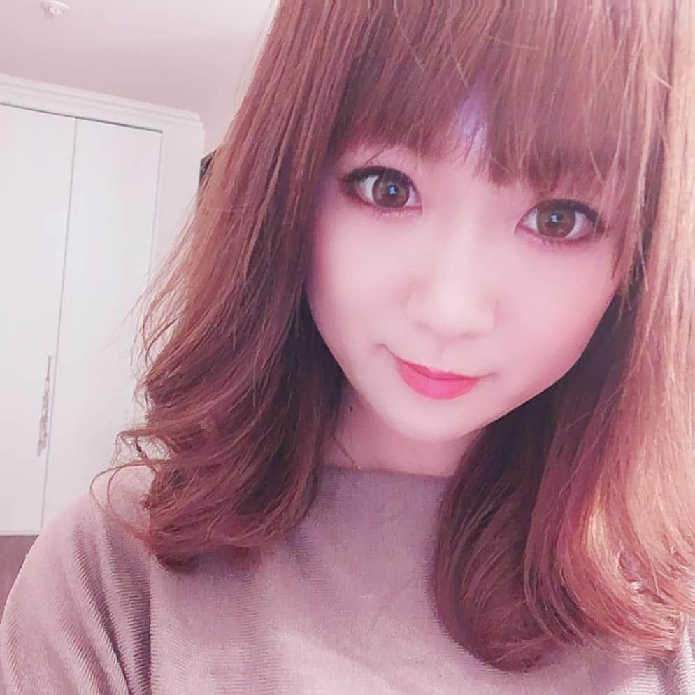 中島彩のインスタグラム：「学生時代からの美容通な友達が、めちゃめちゃオススメだからと教えてくれた#4Dハイフ を初体験💕 最新のハイフマシーンで、 #小顔 #たるみケア #リフトアップ にも効果絶大～❤️  一番効果を感じたのは肌のハリ✨うちからパーンとはる感じで、気にしているほうれい線が目立たなくなったことにはびっくり‼️ そして目がぱっと開いて視界良好➰😍 １回でこの効果はすごい❤️ あとはハイフ効果で人中が短くなったし、リフトアップであごも短く😍 左右差がひどくて歪んでいたのですが、それに合わせて打ち方を調整してくださったので、左右差もかなりましになりました❤️ 顔のバランスも整えてくださる神技➰✨  @s.grace_umeda #4dハイフ　#ハイフ　#梅田エステ #アンチエイジング　#エイジングケア」