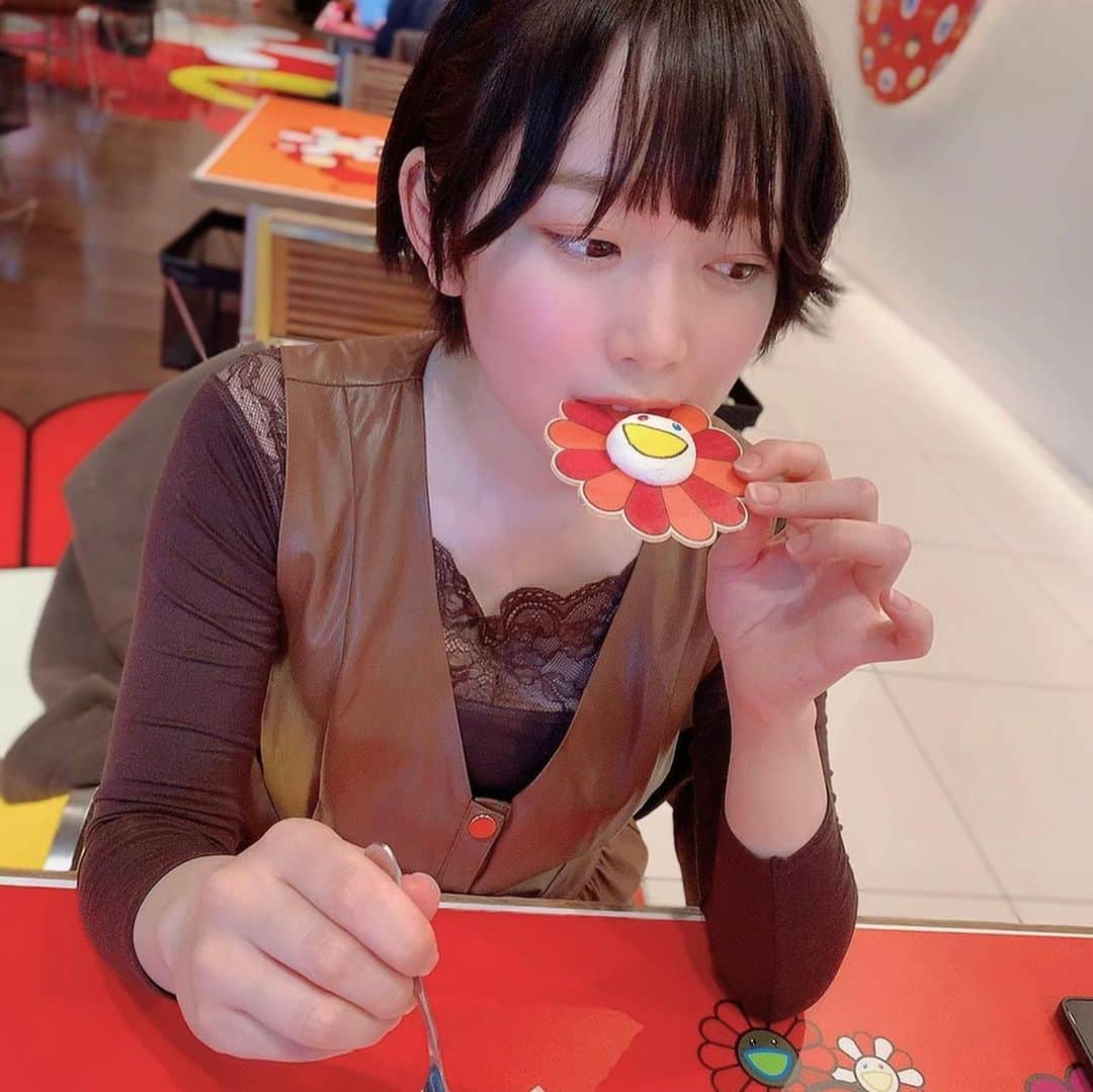 架乃ゆらさんのインスタグラム写真 - (架乃ゆらInstagram)「撮影のあとにあいぱんとご飯いってきた〜！！ LOVE昭和で共演して以来ずっといつか行きたいね〜と言っててついに実現しました🌼 村上隆のお花たちに見つめられながら仕事のことからプライベートのことまで本当にいろいろ話した〜あいぱんありがとう☺️つぎはお酒だな🍶　#山岸逢花」2月13日 19時50分 - kano__yura