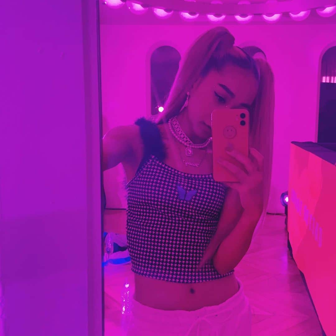青山テルマのインスタグラム：「Peek-a-boo👀🦋☁️ みんな元気してる??🥺🧡」