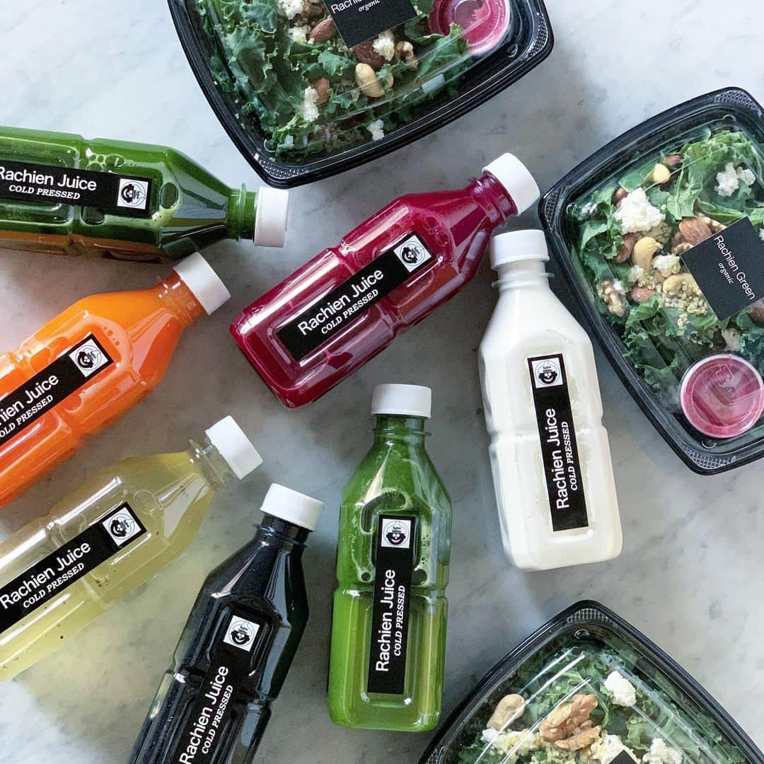 Rachien Smoothieさんのインスタグラム写真 - (Rachien SmoothieInstagram)「. . ◇ Juice Cleanse ×  Kale Salad ◇ . 本日はスペシャルなオーダーも✍️ . 朝からお馴染みSayu Salonでインディバエステを受けながら、ラチエンの1dayジュースクレンズをスタート!! . インディバは身体の芯から温めてくれるのでデトックス効果が非常に高いのも特徴の1つ。身体の内側の細胞を活性化させて熱を生み出すのだとか。 . そこにラチエンのコールドプレスジュースを身体に染み渡らせる。 . 今日はジュースのみでクレンズして、明日の回復食としてケールサラダやアサイーボウルをテイクアウト。 . パーフェクトな2日間で、ますます輝かれることでしょう... いいなぁ...🧖‍♀️💕 . ジュースクレンズも残すところ、3/12のみ！となりました。しかも残り1名様です。⇨ 埋まりました🙇‍♀️ . その後は秋までお休みです。」2月13日 19時55分 - rachiensmoothie