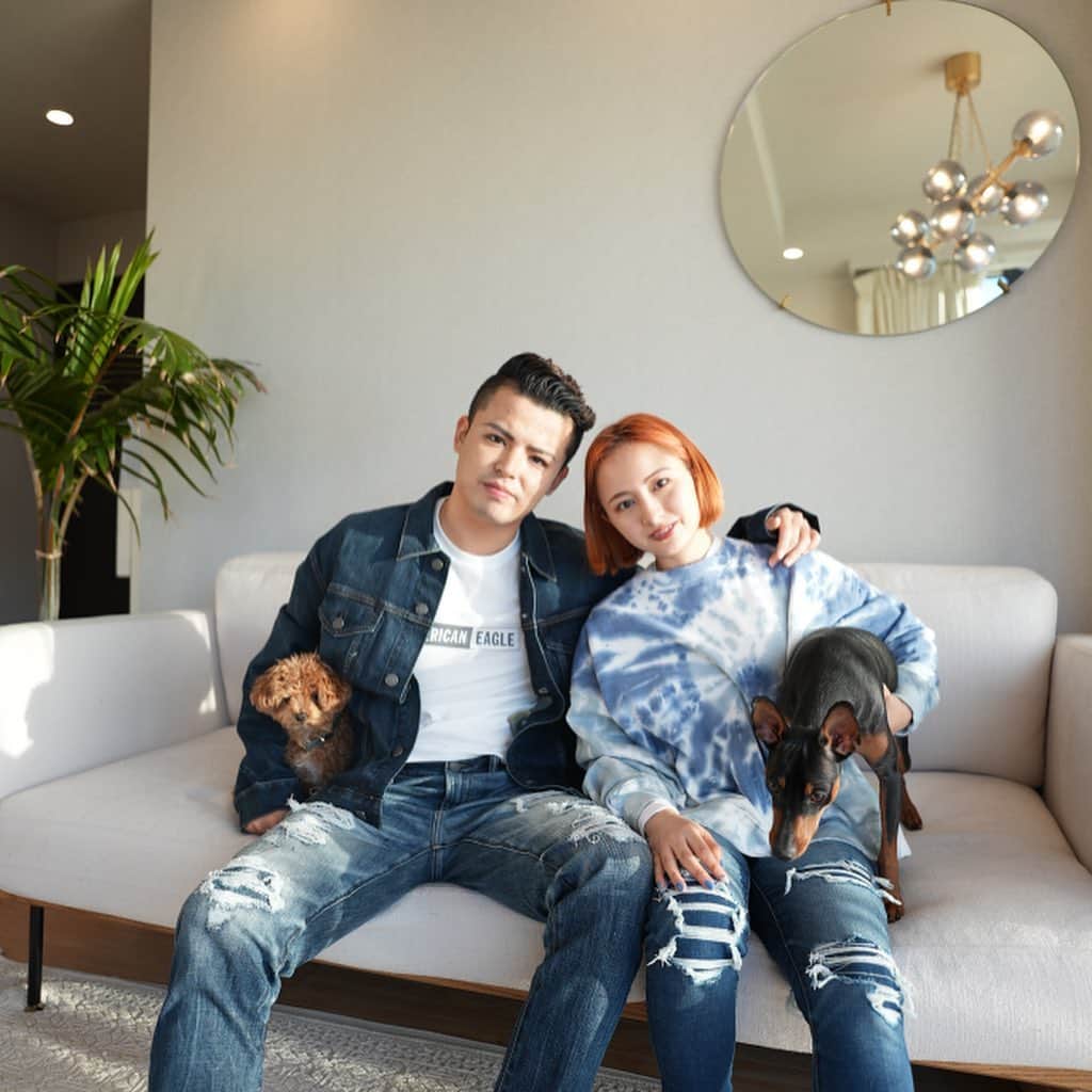 アメリカンイーグルのインスタグラム：「明日はバレンタインデー❤ AE新作デニム temp tech jeansは暑いときは涼しく、寒いときは暖かくいつでも快適なジーンズ！バレンタインの特別な日のペアデニムコーデは、心も身体もホットにしてくれます✨   Stay sweet & Happy Valentine's Day!     公式オンラインストアをチェック⇒ www.aeo.jp 公式LINEをフォローしてスペシャルオファーなど様々な情報をゲットしましょう！☺   #AExME #AEJeans #AE #americaneaglejp #アメリカンイーグル #AE2021SS」