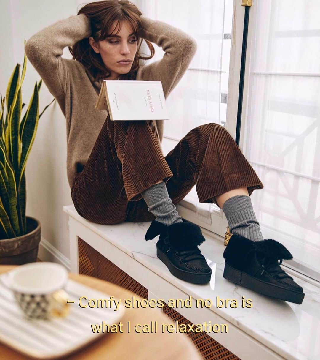 メローイエローパリのインスタグラム：「« Comfy shoes and no bra is what I call relaxation » 😌  #mellowyellowparis #mellowyellow #inspiration #comfyshoes #fw20」