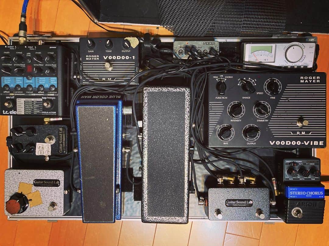 柴崎浩のインスタグラム：「昨日の夜中思い立ってこうなった。 #配線汚っ #effector #guitar #guitarist」