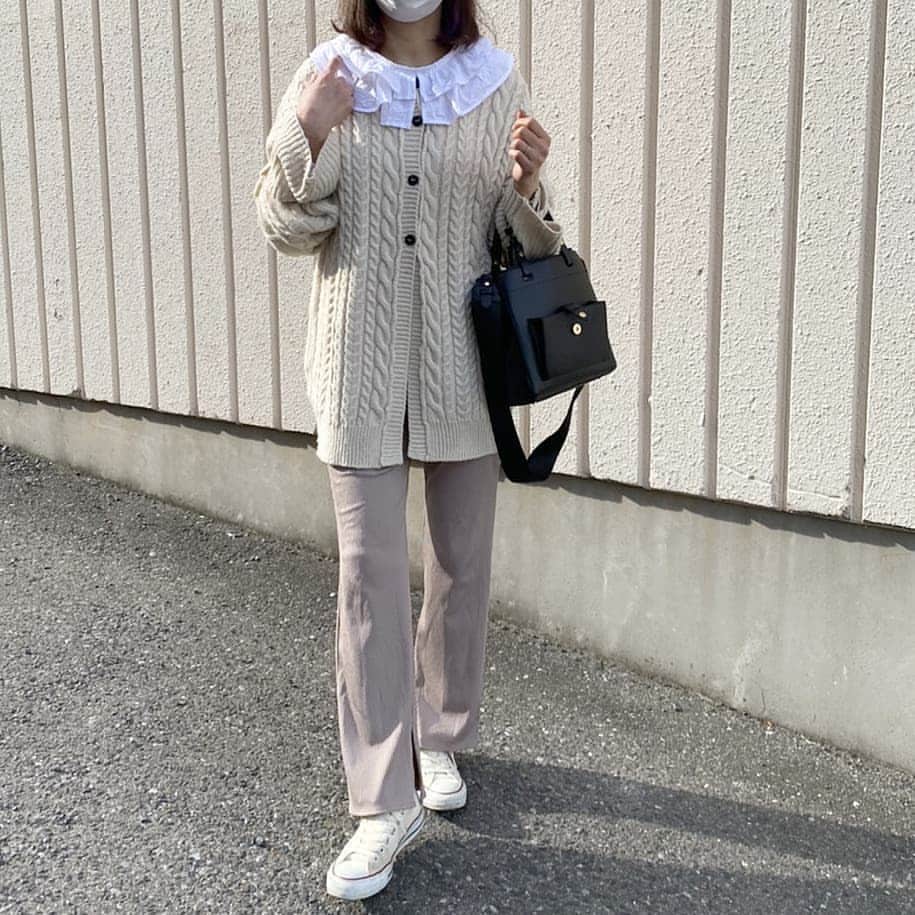 yuu_renonのインスタグラム：「** * 昨日の👚  昨日歯医者さんの待合室にいたら 中学校から着信 体調悪いので お迎え来てくださいと保健室から📞 中学向かう道中 あと１ヶ月で卒業か…と思ったら ジーンときた🥺 その前に受験終わってないけども😂  最近暖かくて嬉しい🌞 けど花粉がツラい…🤧  * * ** 👚👖@gu_for_all_ @gu_global ☑️👕#ニット (b2005-013445)：#pierrot #ピエロアンバサダー @pierrot_shop 👜@zara ☑️👟#コンバース CANVAS　ALL S... (I1666) @kobe_lettuce * * ** #PR#ニット#ニットコーデ #fashion #カジュアルコーデ#大人カジュアル#今日のファッション #今日のコーデ #プチプラコーデ #着回しコーデ #ママファッション #ママコーデ#3児ママ#中学生ママ #outfit #ootd #ootd_kob #ponte_fashion #mineby3mootd #mamagirl #hotmamatown #locari #4yuuu#スナップミー #イットママコーデ」