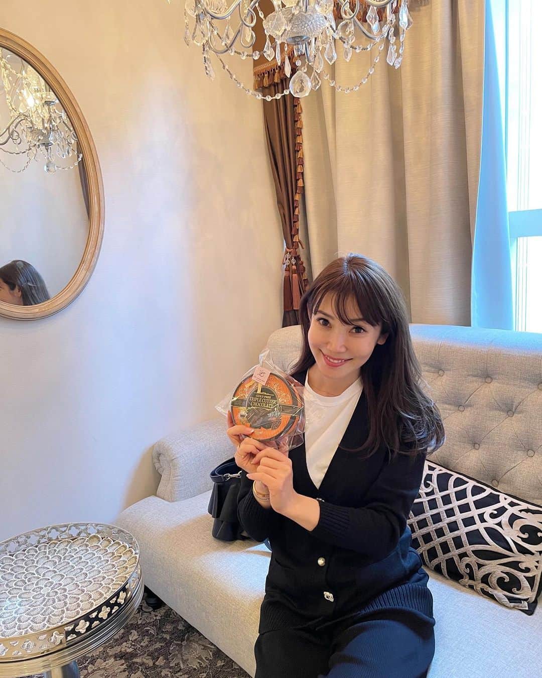 のインスタグラム：「・ ・ ハイパーナイフ&ハイパーシェイプのWマシンに EMSで部分的にしっかりと引き締め♡ 40代…お肉をつけるのはほーんと楽々なのに 削ぎ落とす難しさよ、、、 ・ なんとか維持ができているのは @emiemhappy ちゃんのおかげです🙇‍♀️ ・ 運動後にちょっと甘いものが食べたい時とか このチョコにしてくださいね♡と 罪悪感0のチョコレートをプレゼントしてくださいました！ ・ #triplecutterchocolate  これは味も美味しくて大好きなチョコだから凄く嬉しい♡ ・ @licesthetic  長く一途に通っているわたしの駆け込み寺！！ ・ ・ #beauty #beautysalon #diet #cellcure #cellcure4tplus #リックエステティックサロン #ゴッドハンド #痩身 #痩身ケア #ダイエット #エステ #エステサロン #美容 #麻布十番 #アンチエイジング #40代 #40代ダイエット #40代女子 #美肌 #美肌ケア #美顔器 #セルキュア #セルキュア4tplus」