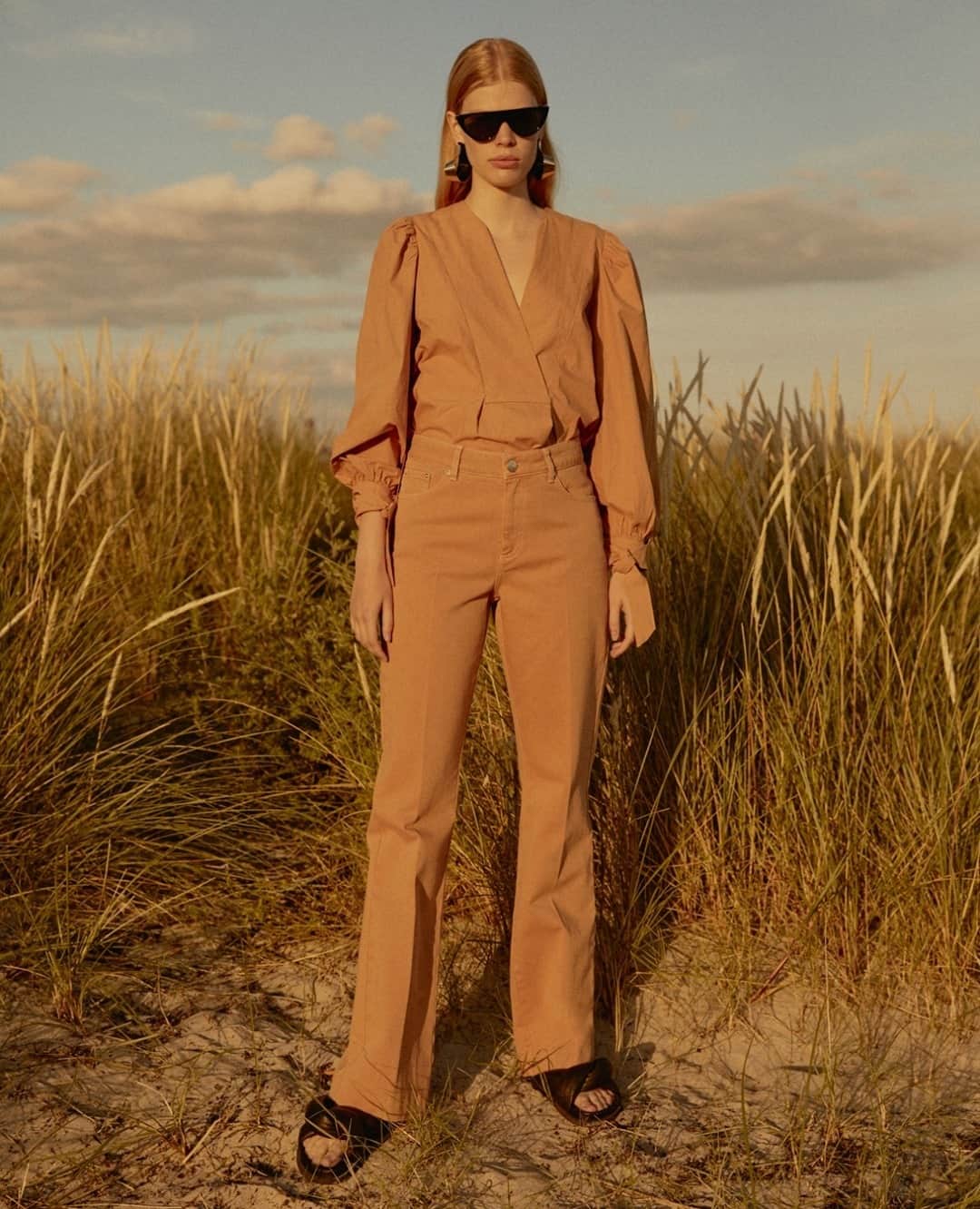 デイビルゲールエミッケルセンのインスタグラム：「Always cool in earth tones. ⁠ ⁠ #DAYbirgeretmikkelsen」
