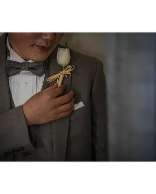 アーカンジェル迎賓館 宇都宮さんのインスタグラム写真 - (アーカンジェル迎賓館 宇都宮Instagram)「. . 【⠀ #ブーケ #ブートニア のはじまり 】 . . 結婚式で花嫁様がブーケを持つようになったきっかけは プロポーズをするために 男性が花を詰み、 花束としてプレゼントをしたことが はじまりと言われています。 . ブートニアは、その花束を受け取った女性が “ あなたの愛を受け入れます”の言葉の代わりに 花束の中から一輪を抜き取り、 男性の胸元に挿したことがはじまりです。 . . 結婚式のアイテムやセレモニーにも 意味がありますので、是非プランナーに 聞いてみてくださいね😋  .  📷taken by @tg_ph.kadono  special thanks . . @arkangel_geihinkan_utsunomiya  @f.kanai_wedding_tg  @takeandgiveneeds_official  . . #シアワセの種をまこう #アーカンジェル迎賓館 #宇都宮 #テイクアンドギヴニーズ #tg花嫁 #結婚式場 #式場探し #プレ花嫁 #卒花嫁 #婚約しました #入籍しました #ウェディングレポ #ウェディングフォト #結婚式準備 #ゼクシィ #marry花嫁  #ハナユメ #2021冬婚 #2021春婚 #2021夏婚 #2021秋婚 #2021冬婚 #weddingphotography  #justmarried #weddingphoto」2月13日 20時05分 - arkangel_geihinkan_utsunomiya