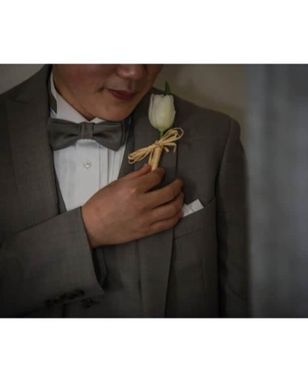 アーカンジェル迎賓館 宇都宮さんのインスタグラム写真 - (アーカンジェル迎賓館 宇都宮Instagram)「. . 【⠀ #ブーケ #ブートニア のはじまり 】 . . 結婚式で花嫁様がブーケを持つようになったきっかけは プロポーズをするために 男性が花を詰み、 花束としてプレゼントをしたことが はじまりと言われています。 . ブートニアは、その花束を受け取った女性が “ あなたの愛を受け入れます”の言葉の代わりに 花束の中から一輪を抜き取り、 男性の胸元に挿したことがはじまりです。 . . 結婚式のアイテムやセレモニーにも 意味がありますので、是非プランナーに 聞いてみてくださいね😋  .  📷taken by @tg_ph.kadono  special thanks . . @arkangel_geihinkan_utsunomiya  @f.kanai_wedding_tg  @takeandgiveneeds_official  . . #シアワセの種をまこう #アーカンジェル迎賓館 #宇都宮 #テイクアンドギヴニーズ #tg花嫁 #結婚式場 #式場探し #プレ花嫁 #卒花嫁 #婚約しました #入籍しました #ウェディングレポ #ウェディングフォト #結婚式準備 #ゼクシィ #marry花嫁  #ハナユメ #2021冬婚 #2021春婚 #2021夏婚 #2021秋婚 #2021冬婚 #weddingphotography  #justmarried #weddingphoto」2月13日 20時06分 - arkangel_geihinkan_utsunomiya