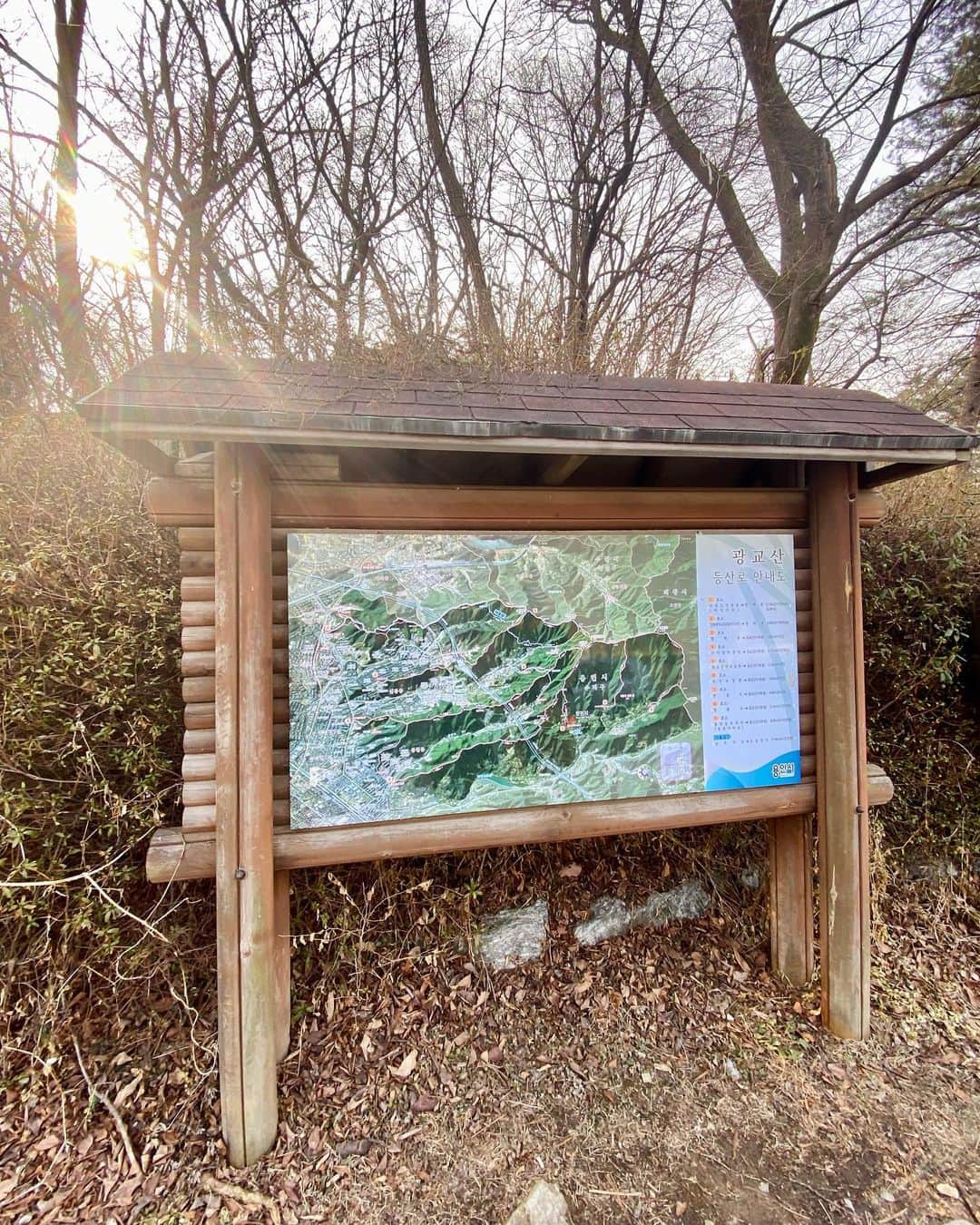 チェ・ジャヘのインスタグラム：「. 오늘의  우리 가족 #등산 오늘의 산은 #광교산 #시루봉 야채들 듬뿍, 김치 다지고,배이컨 다져 볶아 유부초밥 도시락 싸고 컵라면 챙겨서 고고🏃‍♀️ 왕복 두시간 코스이긴한데 시작부터 가파른 길에 살짝 후회가 밀려왔지만 두아들 앞에서 체면 생각하며 이악물고 올라가니 역시 정상은 너무 좋더이다🙌 아들들 정상에서 먹는 라면의 꿀맛을 알아버렸고  이맛에 또 등산오자는데..어..어 그래..ㅋ 그리고 내려오는길.. 길을 잘못들어 세상 험난한 길로 (길인지 아닌지 계곡을 지나..)시간은 두배걸려 내려옴 애들이 우리 정글의법칙 찍는거 같다며 🤣  어둑어둑 해는 지고😱 잊지못할 추억의 하루💚」