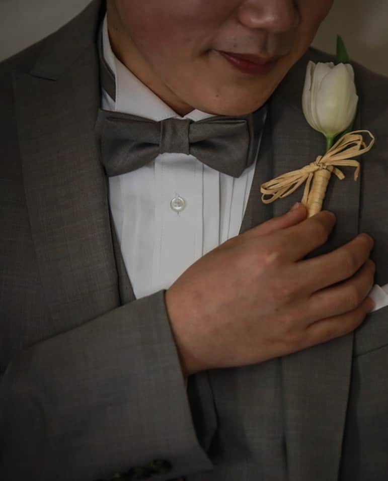 アーカンジェル迎賓館 宇都宮のインスタグラム：「. . 【⠀ #ブーケ #ブートニア のはじまり 】 . . 結婚式で花嫁様がブーケを持つようになったきっかけは プロポーズをするために 男性が花を詰み、 花束としてプレゼントをしたことが はじまりと言われています。 . ブートニアは、その花束を受け取った女性が “ あなたの愛を受け入れます”の言葉の代わりに 花束の中から一輪を抜き取り、 男性の胸元に挿したことがはじまりです。 . . 結婚式のアイテムやセレモニーにも 意味がありますので、是非プランナーに 聞いてみてくださいね😋  .  📷taken by @tg_ph.kadono  special thanks . . @arkangel_geihinkan_utsunomiya  @f.kanai_wedding_tg  @takeandgiveneeds_official  . . #シアワセの種をまこう #アーカンジェル迎賓館 #宇都宮 #テイクアンドギヴニーズ #tg花嫁 #結婚式場 #式場探し #プレ花嫁 #卒花嫁 #婚約しました #入籍しました #ウェディングレポ #ウェディングフォト #結婚式準備 #ゼクシィ #marry花嫁  #ハナユメ #2021冬婚 #2021春婚 #2021夏婚 #2021秋婚 #2021冬婚 #weddingphotography  #justmarried #weddingphoto」