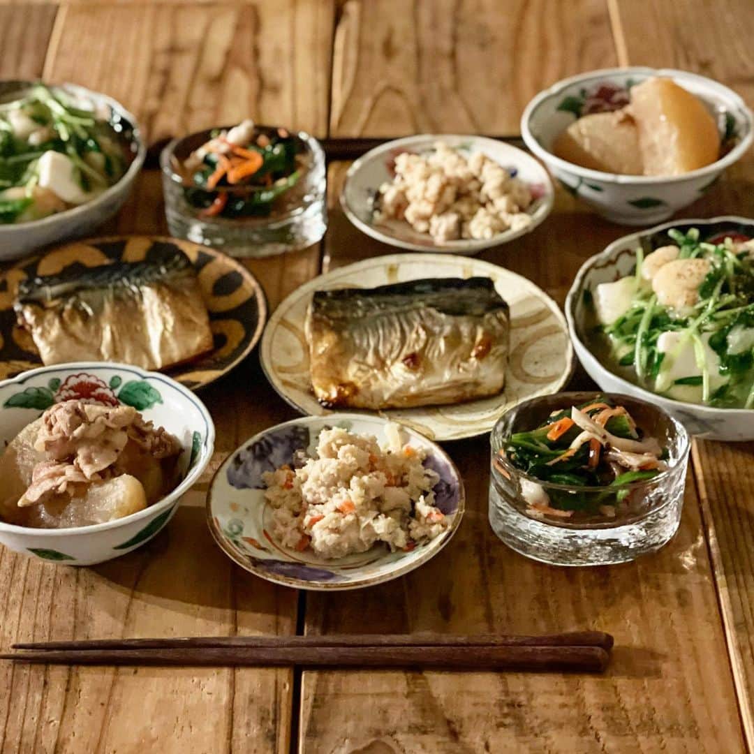 Atsukoのインスタグラム：「今日の晩ご飯 2021.02.13  塩鯖 大根と豚バラ煮 おからの炊いたん ほうれん草と人参としめじのナムル 豆腐の海老豆苗あんかけ  今日のメインはお豆腐。 今回は豆苗とエビと玉ねぎを中華風のあんして豆腐にかけてたべました。 これもオレペのレシピ。 これうまーい！ エビの旨味がヤバすぎる🤣 おすすめの1品です。  今日はヘルシーご飯。 仕事終わりで作ったけど、大根もナムルもおからも作り置きしてたので、すぐできました😋😋👍」