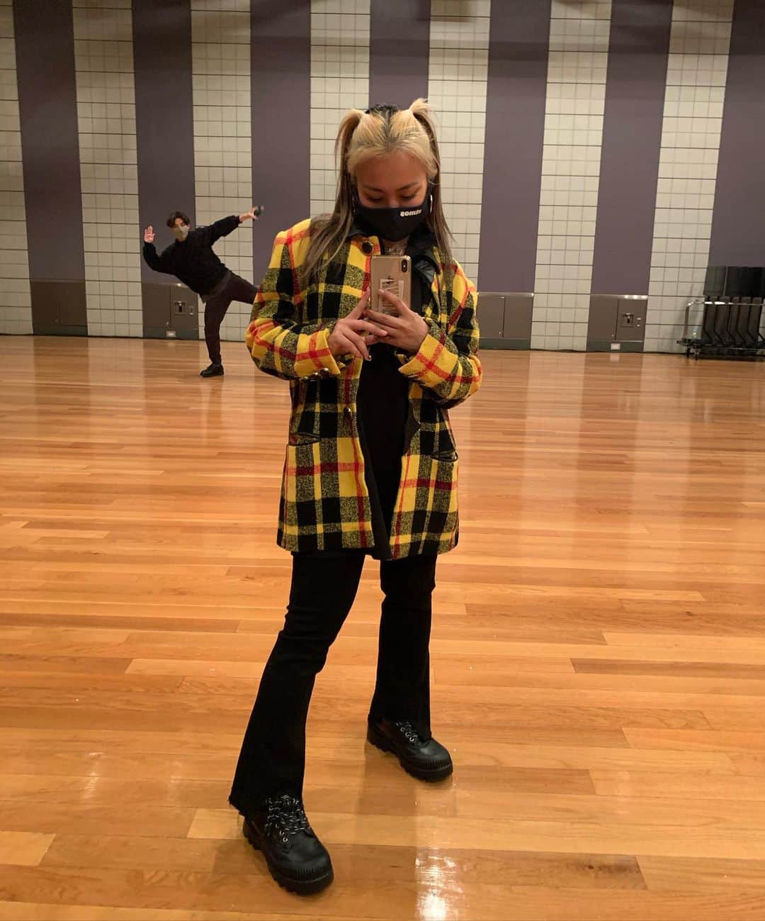 のインスタグラム：「GetYouBackしてたときのリハ。私服🖤  ❶Music video ❷1 take ver ❸Practice video  公開されてます🔥  @nissy_nissystaff hard work👊👏💯💯💯」
