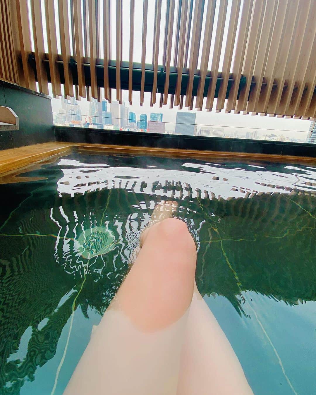 まんまるとまとのインスタグラム：「♨️#onsen  in Japan🇯🇵 ・ ちょっとバタバタしてて 仕事終わりに♨️行ってきた 新宿にあるんだけども さっといけて 少し温泉浸かるならいいかも 外がビルなのも なんか斬新だったよ🙃🤣♡ 落ち着いたらゆっくり 温泉いきたいな♨️ ・ ・ ・ ・ #温泉旅行 #温泉 #おんせん  #新宿 #休日 #日本  #ふともも #足 #プール #イチナナ #インスタグラビア #露天風呂  #ナイトプール #女子会 #女子旅  #onsen♨️ #japan #visitjapan  #shinjuku #shinjukutokyo  #japanesegirl #gravure #body  #leg #girl #nightview  #pool #nightpics #poolside」