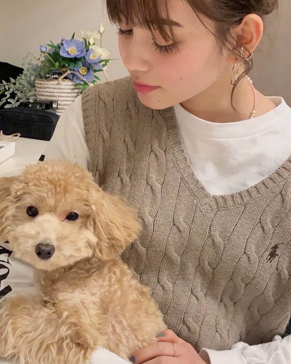 愛花さんのインスタグラム写真 - (愛花Instagram)「おうちでまったり🐶🤍」2月13日 20時18分 - hi_erica_official