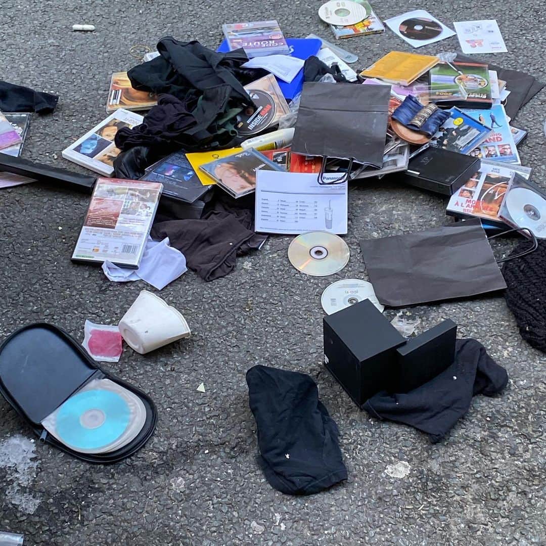 フィリップ・P・キーンのインスタグラム：「#things you find  CD’s mess? #musicalexplosion」