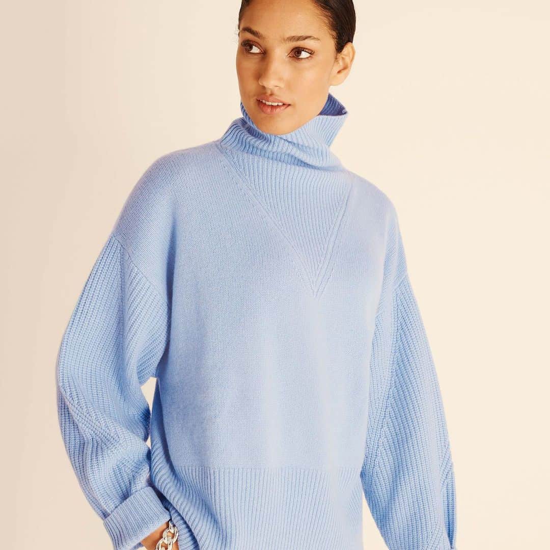 アマンダ ウェイクリーのインスタグラム：「Inject a touch of cosy optimism into your wardrobe with our sumptuous sky blue cashmere. The ultimate accompaniment to your favourite denims, this transitional tone will have you feeling bright, breezy and effortlessly stylish...  #cashmere #skijumper #oversizedjumper #sportsluxe #ss21 #luxeloungewear」