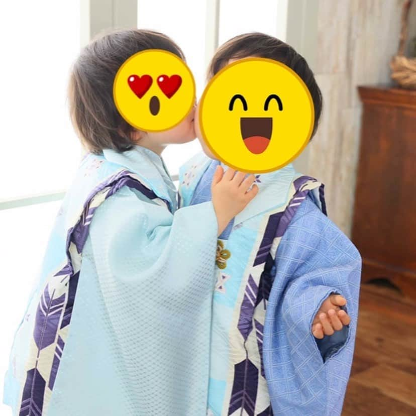 五十幡裕介さんのインスタグラム写真 - (五十幡裕介Instagram)「兄から送られてきた、 ﻿3歳を迎えた甥っ子の七五三の写真。 チューしてるんです😍 大きくなったなぁ。 次いつ会えるかなぁ。 次会えた時には、欲しいもの何でも買ってあげちゃおっと。  #甥っ子 #双子 #ツインズ #七五三 #おじバカ #会いたくて会いたくてたまらない #もう少し我慢 #沖縄 #キャンプ #出発 #前夜 #映画 #侍の名のもとに を見て #モチベーション #アップ #去年 も同じことをやっていました #侍ジャパン から #パワー をもらいました #HTB #アナウンサー #五十幡裕介 #おじさん」2月13日 20時12分 - htb_isohatayusuke